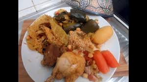 Noyer la graine avec le bouillon, laisser l'eau dépasser. Cuisine Tunisienne Le Couscous Tunisien Youtube