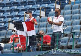 1600년대 에 프랑스 와 영국 의 정착자들이 도미니카 연방에 도착하였고, 수많은 세월동안 양국과 원주민 카리브 족은 섬의 통치를 위한 싸움을 계속하였다. Gjsqplbgfefqvm