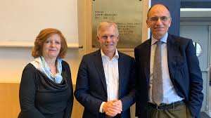 Dictionary collections quiz community contribute certificate Henrik Enderlein On Twitter Delighted To Announce Thehertieschool Is Now A Full Member Of Apsiainfo Today I Am Attending The Apsiaparis Meeting Which Happens To Be At My Alma Mater Sciencespo