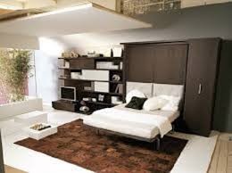 Quando ti trovi ad avere uno spazio limitato o soffitti un'altra opzione è quella di dipingere un muro di un colore scuro nella stanza, come quello dietro la testiera del letto. 5 Must Nella Camera Da Letto Di Un Single