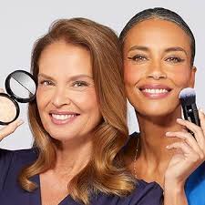 Amazon.com: LAURA GELLER NEW YORK Laura's Must-Haves Kit de 3 piezas: base  de maquillaje Baked Balance-n-Brighten, base de maquillaje bronceada y  perfeccionadora de la piel Spackle para hidratar + cepillo redondo