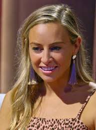 Jessica Batten Tearfully Responds To Love Is Blind Backlash It S Been Really Rough In 2020 Jessica Blinds Hair Styles