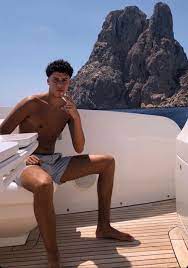 Aren't you afraid to look out the window? Nathalie On Twitter Bad Bunny S Younger Brother Can Like Get It