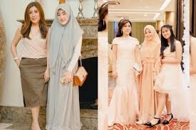 Larissa chou menggugat cerai anak sulung mendiang ustaz arifin ilham, alvin faiz. 10 Potret Kedekatan Larissa Chou Dan Sang Ibu Harmonis Akur Banget