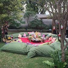 This provides you as parents with the perfect opportunity to get crafty and to turn the backyard into a fun playground. 60 Inspirierende Ideen Fur Sommerfestdekorationen Im Freien 60 Inspirierende Id Summer Outdoor Party Decorations Summer Party Decorations Summer Outdoor Party