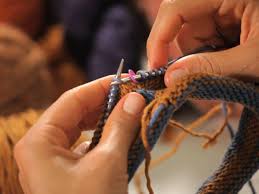 Learn how to knit jogless stripes. How To Knit Jogless Stripes In The Round Howcast