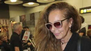 'Pillan' a Rocío Carrasco justo al regresar a España tras dos meses aislada: su reacción a la entrevista de Rocío Flores y la muerte de su suegro