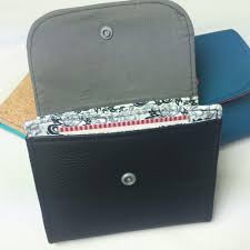 Kostenlos und online für dich zum download bei makerist 27 06 2016 hier findest du 300 kostenlose schnittmuster für taschen mützen kuscheltiere und vieles mehr viel. Freebook Portemonnaie
