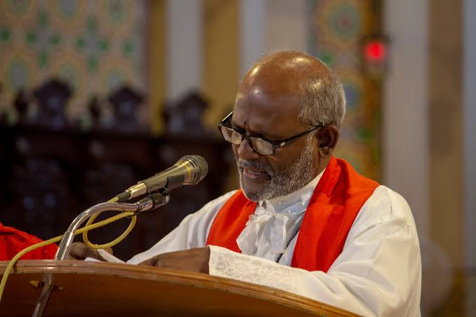 What is the Difference Between a Pastor and a Priest? - Online Christian  Colleges