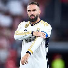 Without hesitation, he slipped the captain's armband off Carvajal's shoulder 😳 That was a QUICK weird moment 🥶 See more via the link in the comments 👇