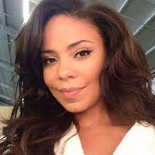 Sanaa Lathan Looking Above Lens Take Great Selfies With Great Hair Like Sanaa Lathan Beauty Beautiful Hair Natural Hair Styles