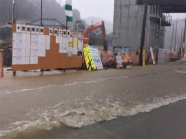 突発的な豪雨による現場周辺の冠水（AI 生成）