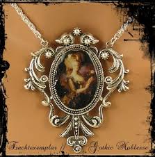 She lived a relatively carefree childhood. Gothic Collier Marie Antoinette Gothic Noblesse