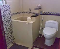 Desain kamar mandi minimalis sederhana ➤ desain interior kamar mandi minimalis dengan model sederhana kecil dan mungil. Desain Kamar Mandi Sederhana Dengan Bak Mandi Dekorasi Kamar Mandi Kecil Desain Kamar Mandi Kecil Bak Mandi