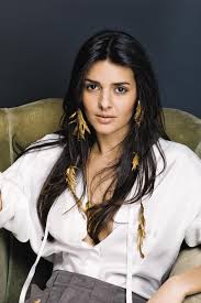 She then became a rock singer after being recruited by her friend tiago bettencourt to the group toranja during her teenage years. Caras A Escolha De Cuca Roseta