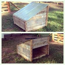 Industrial design student chris peterson from houston, texas found a way to diy cat shelter or sun shade from some bits of wood and an old broken fence panel my cat loves to sit in garden raised up but protected from weather so i made this. Pallet Wood Doghouse Diy Doghouse Reclaimed Pallets Palletwood Outdoor Cat House Dog House Diy Cat House