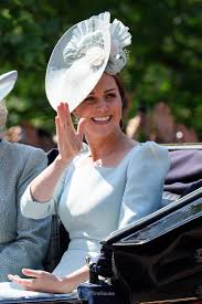 Prinz und prinzessin prinzessin kate englische königsfamilie britische königsfamilie könig der herzen prinz william und kate kinder aktivitäten prinzessinnen lady diana. 9 6 2018 Prinses Kate Herzogin Kate Herzog Hut