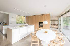 moderne keuken en eetruimte met witte en houten afwerking moderne keuken modern keuken