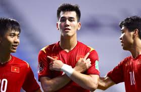 Phút 84, cầu thủ vào thay người minh vương chọc khe đẹp mắt cho tiến linh thoát xuống sút tung lưới uae. Tuyá»ƒn Viá»‡t Nam 2 3 Uae Tiáº¿n Linh Minh VÆ°Æ¡ng Ghi Ban Bong Ä'a Viá»‡t Nam