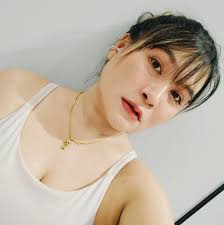 เขาเรียกเม็ดอะไรไม่รู้ (1) ลองต้มเอาสี สีที่ได้จะเป็นสีแดง (2)  เอามาผสมวุ้นกะทิ กลับเป็นสีม่วงเผือก (3) ผสมวุ้นใสจะได้สีแดง รูปสุดท้าย  ถ้าเป็นแดงแบบนี้ พอจะเป็นมะเขือราชินีได้ไม๊คะ