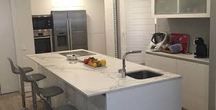 Una campana extractora, denominada comúnmente campana o extractora, es un aparato electrodoméstico de línea blanca, que tiene un ventilador (extractor) inserto en la carcasa; Campana De Isla Si O No Muebles De Cocina En Leganes Kibur