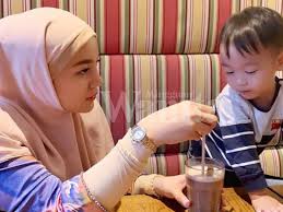 Pelakon, hos yang juga ibu anak satu, yana samsudin berkongsi tips bagaimana dia menghadapi putera sulungnya, aisy mateen ketika tidak berada dalam mood stabil. Kalau Malu Anak Kita Yang Kebulur Haus Nanti Yana Samsudin Mingguan Wanita