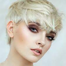 Vediamo insieme quali sono le tendenze più cool per i tagli di capelli corti ricci e le immagini delle celebrities che hanno scelto un hairstyle . Tagli Capelli Corti Autunno Inverno 2019 2020 Haarschnitt Ideen Frisuren Kurze Wellige Frisuren