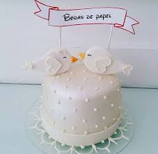 Carta de amor escrita a mano, boletos para ir a un concierto, pieza de origami o papiroflexia, un libro. Bodas De Papel Bodas De Casamento Anos Comemoracao De Bodas Bodas De Papel