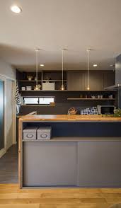 キッチン キッチンのカップボードとカウンター収納はアンティーク感を出した造作です カウンターにはアカシアの集成材を使用し 天然木ならではの個性的な表情や味わいが楽しめます リビング キッチン キッチンデザイン 造作キッチン