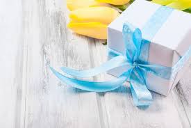 Caja De Regalo Con Una Cinta Azul Y Ramo Premium Photo Freepik Photo Fondo Ribbon Cumpleanos Ma En 2020 Ramo De Tulipanes Tulipanes Amarillos Caja De Regalo