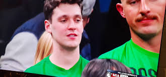 ISAIAH WONG GOING STRONG! 😤 What a poster dunk for Miami #MarchMadness