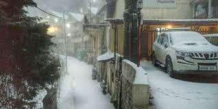 You can see the stunning views of rewarded as the best location for views of himalayas. Mussorrie Receives Snowfall On Holi After 19 Years It S A Delight To Watch