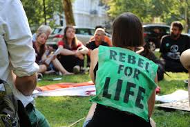 Sie will damit regierungen zum umdenken in ihrer klimapolitik bringen. Es Ist Zeit Fur Rebellion Protestaktion Gegen Das Aussterben