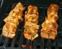 Recette De Brochettes Au Saumon Epicees Au Barbecue Plancha Ou Au Grill Du Four Etats Unis Recette Brochette Recette Brochette