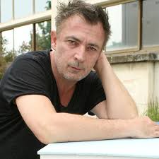 Dès lors il va vivre une enfance ballotée de foyers en familles d'accueil, et connaître la. Frederic Deban Sous Le Soleil Se Confie Sur Ses Pensees Suicidaires Femme Actuelle Le Mag