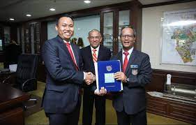 Mendapat pengiktirafan dan dirasmikan menjadi bandaraya pada tahun 2000. Tahniah Tuan Mohd Rashidi Bin Ruslan Timbalan Datuk Bandar Majlis Bandaraya Shah Alam Malaysian Association Of Local Authorities