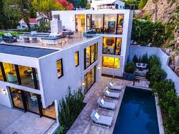See Emily Blunt And John Krasinski S Chic Hollywood Hills Home Hollywood Hills Homes Hollywood Homes Mansions