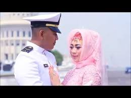 13 foto prewed romantis ala seleb yang gak banyak properti via idntimes.com kumpulan gambar kartun tentara dan pacarnya galeri kartun via galerikartunbaru.blogspot.com 10 foto prewedding pasangan artis ini bikin baper romantis abis via brilio.net kumpulan foto prewedding romantis lagi ngetren for android apk via apkpure.com Prewedding Tni Al Angga Fira By Lamongan Wedding Photographer