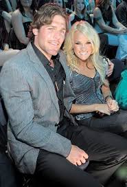 On sunday, country singer carrie underwood took time out of her busy (and we do mean busy) schedule to wish a happy father's day to her dad, stephen, and her husband, mike fisher. Carrie Underwood Says Husband Mike Fisher Is Still My Boyfriend Cute Celebrity Couples Carrie Underwood Carrie Underwood Family