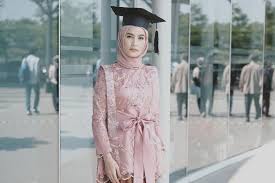 14+ model dan tips memakai kebaya wisuda untuk orang gemuk 2019 ➜ contoh model kebaya wisuda untuk orang gemuk terbaik desain terbaru. Model Baju Gamis Brokat Untuk Wisuda Model Pakaian Baju Atasan Wanita Tren Mode
