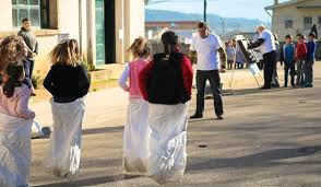 Estes jogos são simples e divertidos, qualquer um pode jogar. Criancas Aprendem Jogos Tradicionais Verdadeiro Olhar