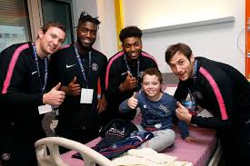 Uwe Gensheimer Re Und Sander Sagosen Li Von Paris Saint Germain Bei Einem Kind Im Krankenhaus Foto Paris Paris Saint Germain Paris Saint Saint Germain