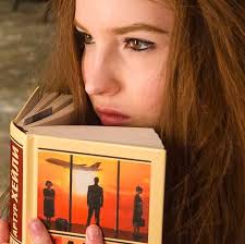 Libro virtual es por un libro electrónico es decir por un tipo de tablet que esta diseñado para leer solo y fisico es en hoja de papel. 10 Libros Que Toda Amante De La Belleza Deberia Leer