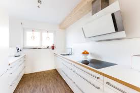 Elegante Weisse Kuche Mit Heller Arbeitsplatte Und Kanten In Vollholz Optik U Form Einbaukuche Kuchenpla Weisse Kuche Kuchen Planung Moderne Weisse Kuchen