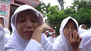 Sambil menangis dan tertunduk, ucok menyampaikan permintaan maaf kepada seluruh masyarakat indonesia, masyarakat ntb dan bangsa palestina yang merasa tersinggung dengan video tiktok. Ketika Siswa Sd Menangis Haru Dukung Palestina Kumparan Com