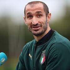 Giorgio chiellini tiene un máster en gestión y administración de empresas de la universidad de turín, el cual obtuvo en 2017 mediante su tesis: Just Like At Juventus Giorgio Chiellini Has Seen Italy S Bad Times Turn For The Better Black White Read All Over