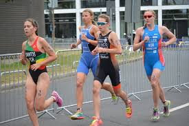 Jenta startet løpet bra og var nummer 10 etter svømmedelen. Lotte Miller Triathlete Lotte Miller Triathlete