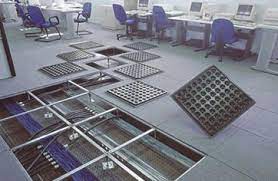 O sistema construtivo é basicamente placas modulares apoiadas e triples (macaquinhos) que tem a função de elevar o piso deixando assim um espaço (entre chão e pisos). Veja As Vantagens De Utilizar Piso Elevado Em Seus Projetos Mab Art