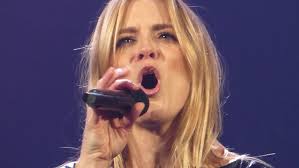 Hurt, Véronic Dicaire (cover Aguilera) @ Céline Dion, Accorhotels Arena,  Paris