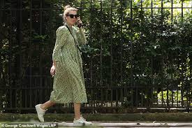The british first lady confirmed that she is expecting her second child in december but nobody would have known otherwise looking at recent pics. How Carrie Symonds Used Subtle Styling Tricks To Hide Her Baby Bump Newsbinding